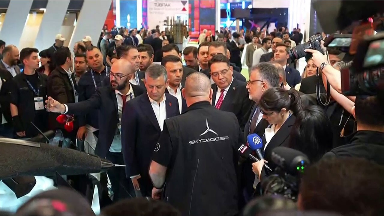 Türkiye’yi dış güçlere şikayet etmeyi ne zaman bırakacaksın? SAHA’yı gezen Özel’den ‘kalorifer peteği’ne büyük övgü