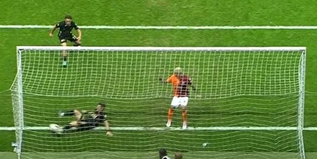 Sosyal medyayı ikiye bölen poziyon: Top çizgiyi geçti mi? Cevabı haberimizde..