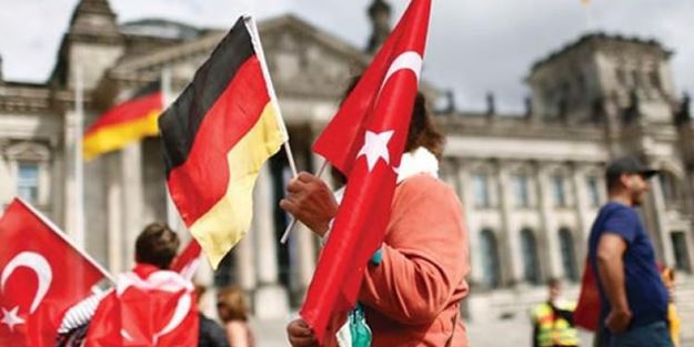 Türkler Almanya'da parti kuruyor