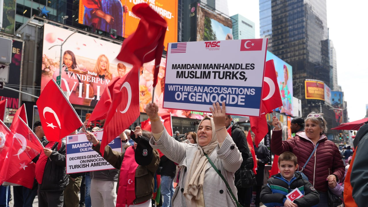 Türkler New York’ta toplanıp protesto etti!