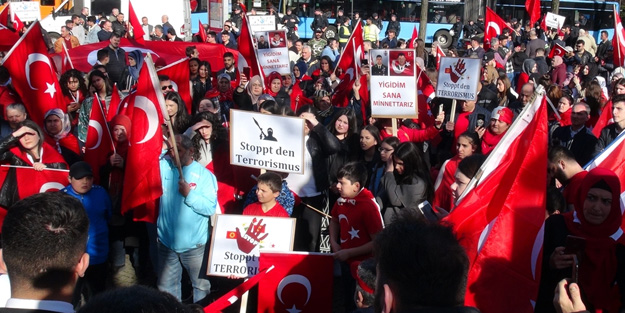 Türkler sokağa indi! Almanya'da teröre büyük öfke