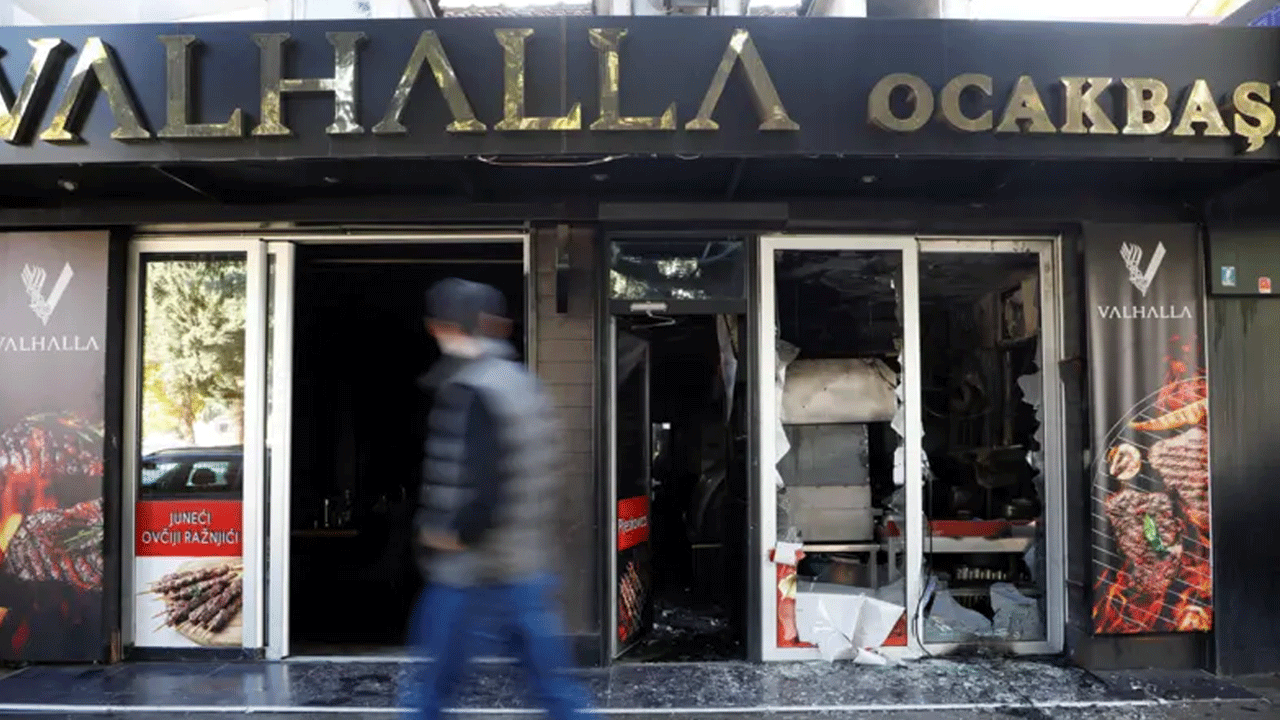 “Türklere ölüm!” sloganları ve gözaltılar Sabıkalı isimler ülkeye giriş yapıyor Hükümet Türkiye’ye iade etmiyor Sırbistan hesaplaşmaktan vazgeçmiş değil