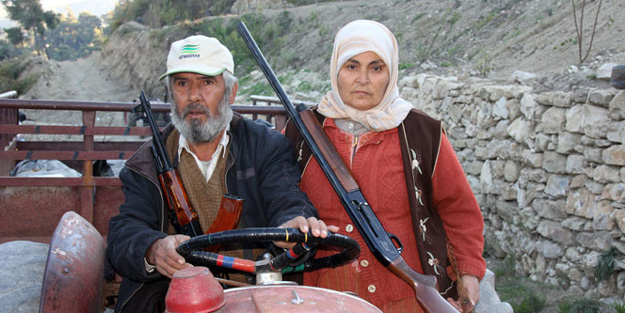 Türkmen kadınları da silahlandı