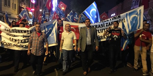 TÜRKMENLER DARBEYE KARŞI TEK YÜREK