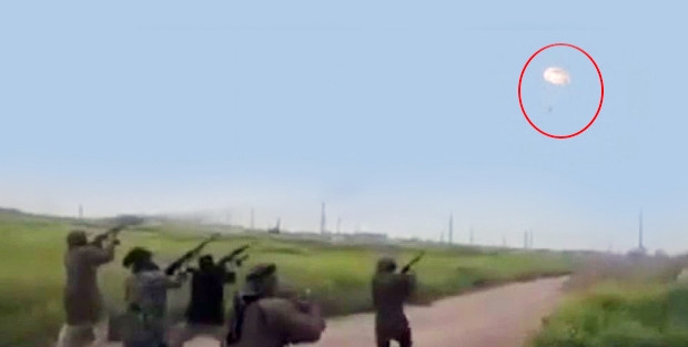 Türkmenler paraşütle atlayan pilotları havadayken vurdu