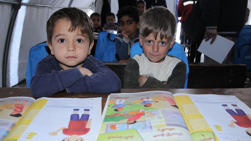 Türkmenler yeni çadır kentte yaşamlarını sürdürüyor