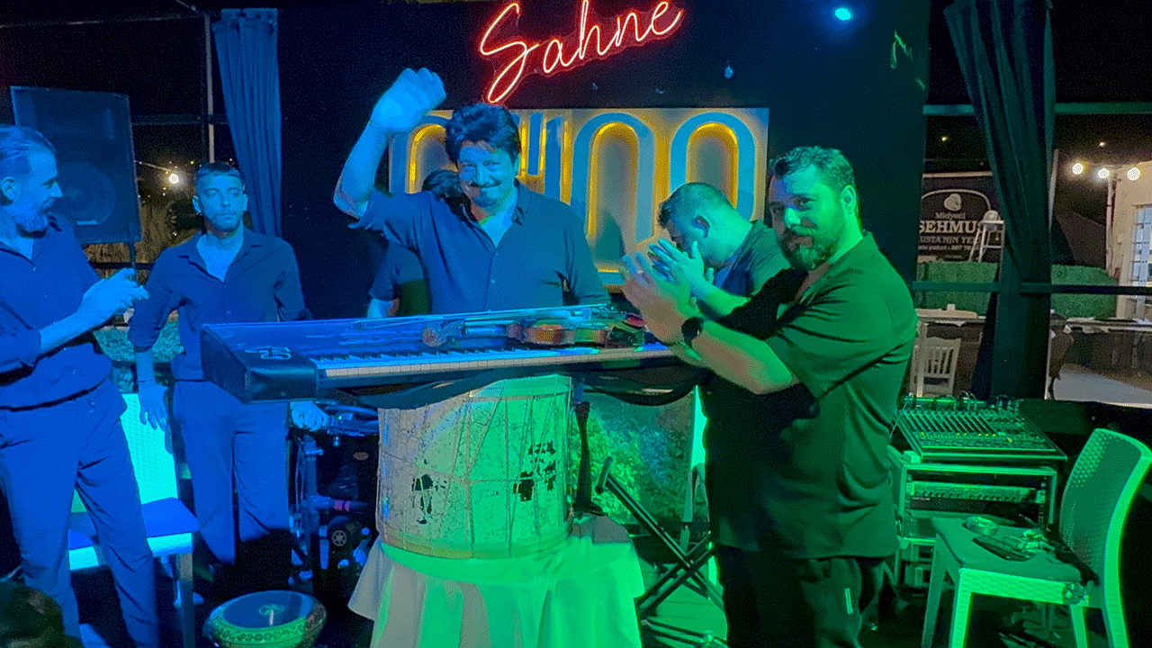 Türkülerden rahatsız olan Bodrumlulara kızıp davulunu kırdı: Yunan müziği isteyen Kos’a gitsin!