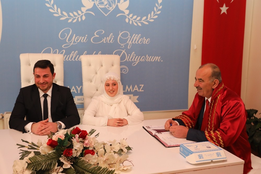 Türkyılmaz, genç çiftlerin nikâhını kıydı 