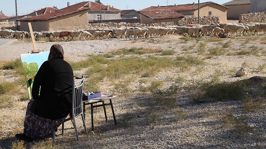 Turşu satarak aldığı boyalarla resim yapıyor