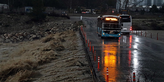 Turuncu kod uyarısı verilen Antalya'da sağanak ve fırtına hayatı felç etti