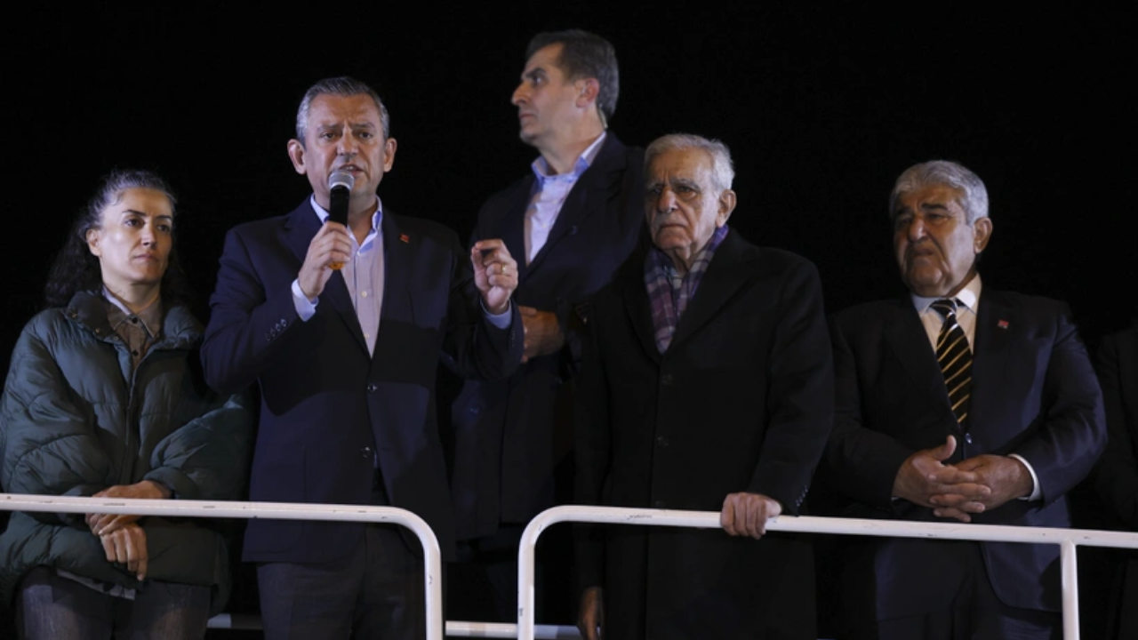 TUSAŞ mı, DEM mi? Karar ver Özgür Özel! Dön de yanındakinin sıfatına bak!