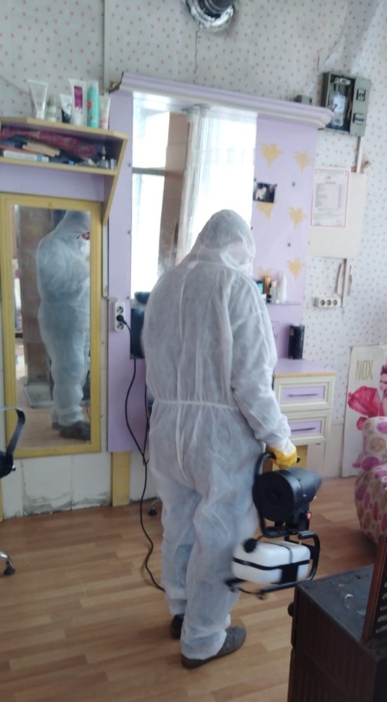 Tuşba Belediyesi berber ve kuaför salonlarını dezenfekte etti 