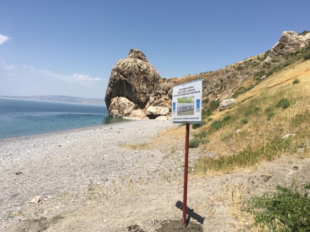 Tuşba Belediyesi, çevre temizliği için sahile ‘uyarı levhaları’ dikti 