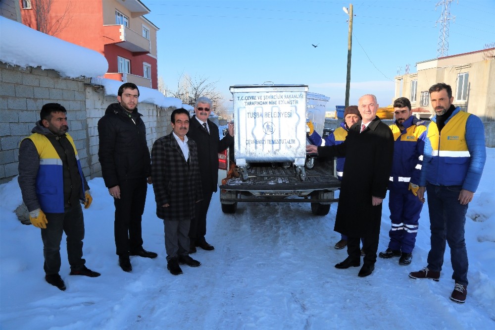 Tuşba Belediyesi’nden çöp konteyneri dağıtımı 