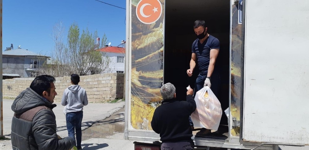 Tuşba Belediyesi’nden kapı kapı ekmek servisi 