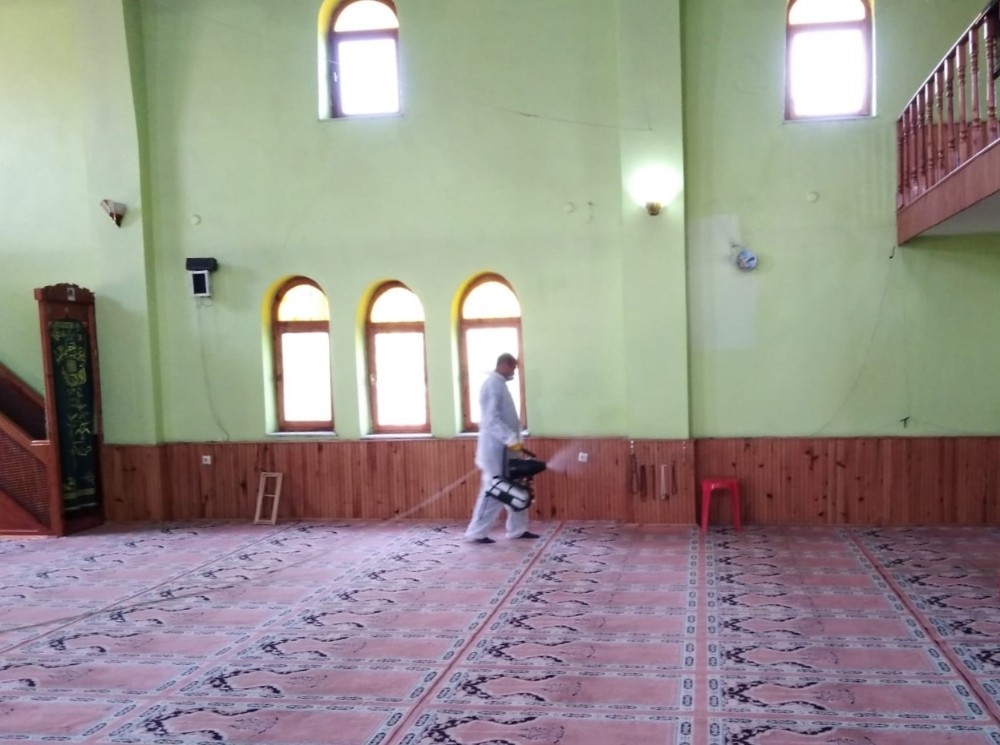 Tuşba’da ibadete açılacak camiler dezenfekte ediliyor 