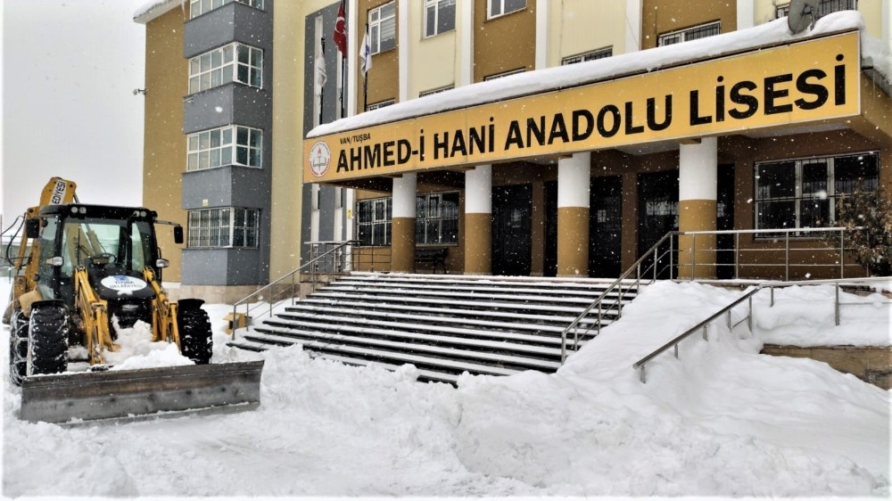 Tuşba’da okul bahçeleri kardan temizleniyor 