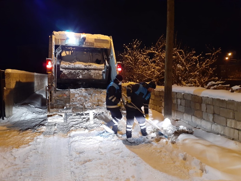 Tuşba’da temizlik işçilerinin zorlu kış mesaisi 
