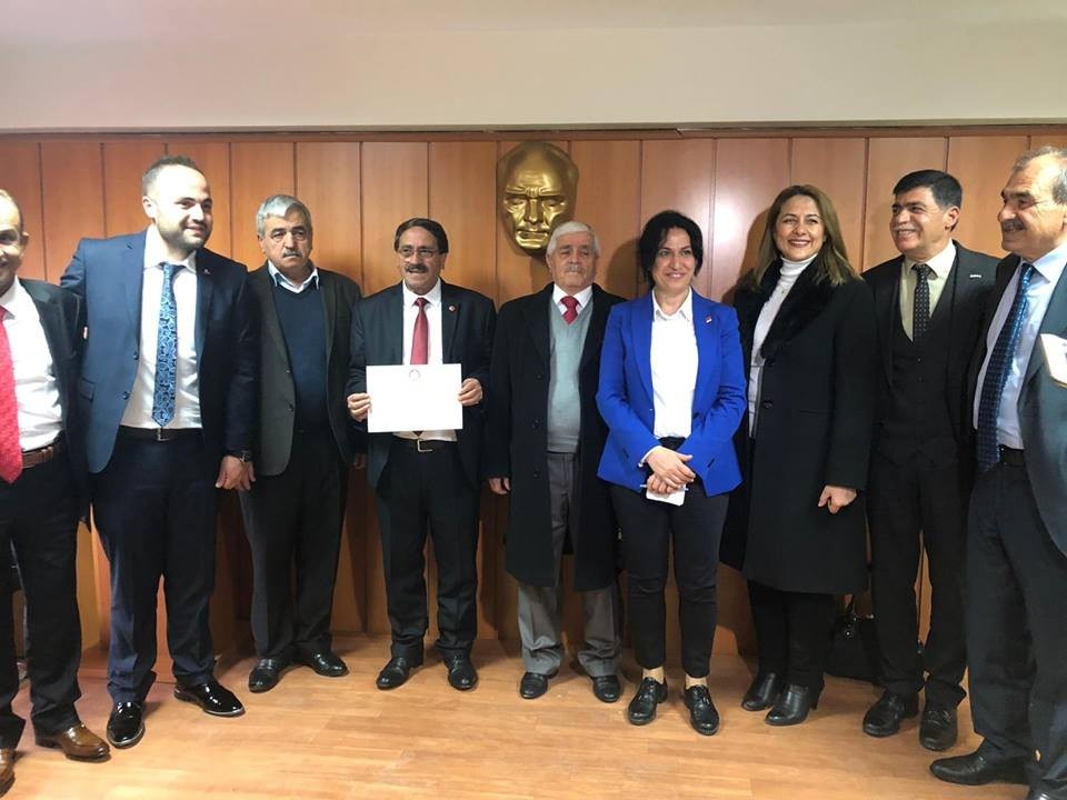 Tut Belediye Başkanı Kılıç mazbatasını alarak göreve başladı 