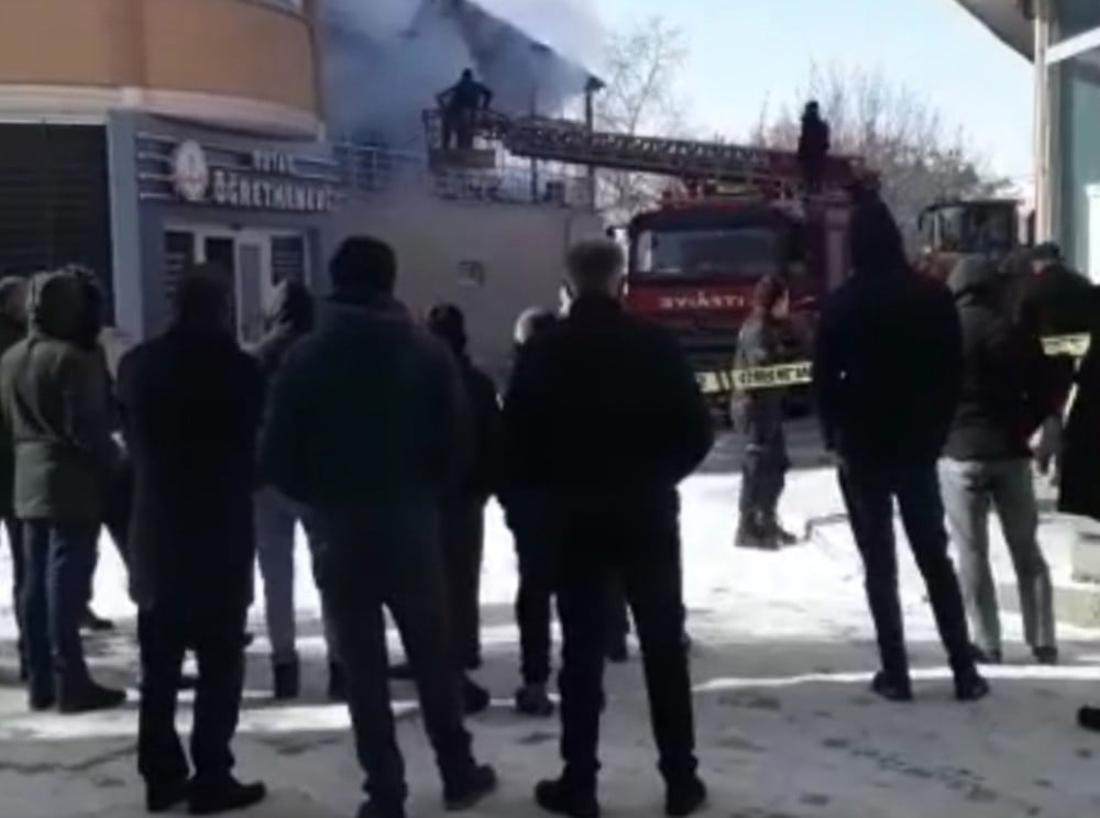 Tutak Öğretmen evi kafesinde yangın 