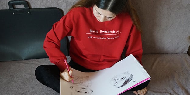 Tutkusu engelinin önüne geçti! Ellerini kullanmakta zorlanan Saliha resim ile hayata tutundu