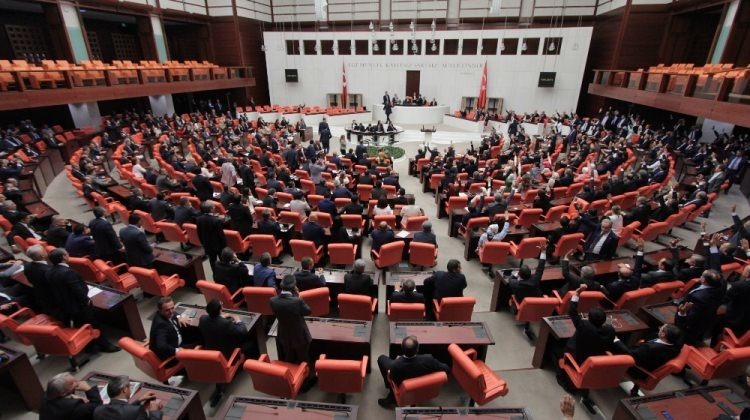 Tutuklu HDP’lilerin fotoğrafları kaldırıldı!