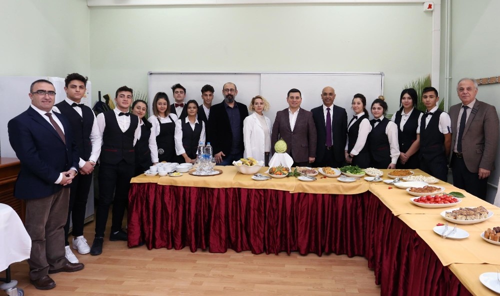 Tütüncü, turizmci gençlerle bir araya geldi 