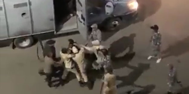 Tutuşan Sisi, polisleri halkın üstüne saldı! Gencin çığlıkları kameralara böyle yansıdı