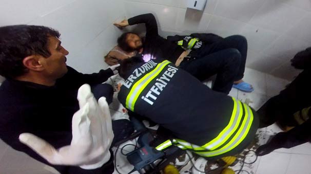 Tuvalet deliğindeki telefonunu alırken kolundan oluyorduHastanenin tuvaletinde sesini duyanlar koştu! Tuvalet deliğinde… Akıl almaz olay