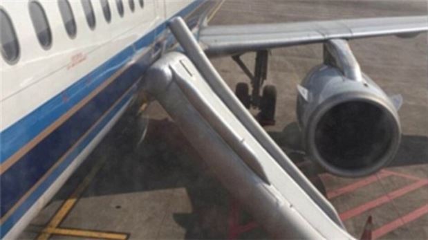 Tuvalet kapısı sanıp uçağın kapısını açtı