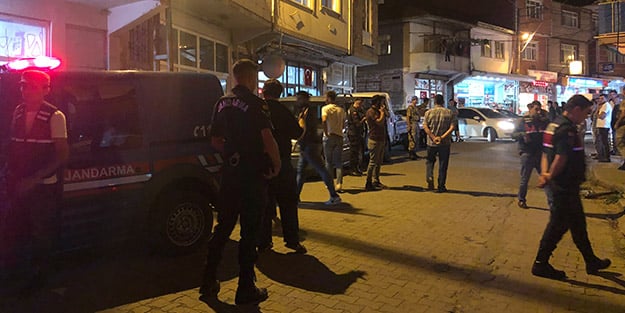 Tuvalet sırasında taşlı sopalı kavgaya tutuştular