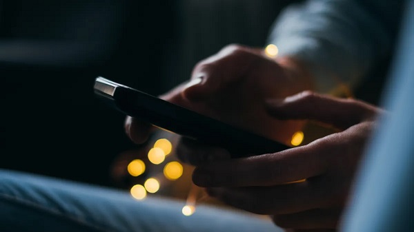 Tuvalete telefonla mı gidiyorsunuz! Bakın hangi hastalıklara sebep oluyor