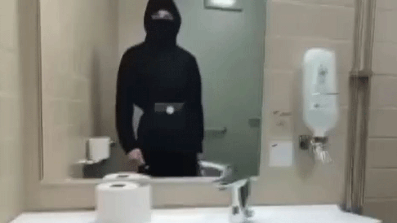 Tuvaletin kapısını açtı, önüne çıkan kız öğrencileri bıçakladı! Heyecan için yapmış…