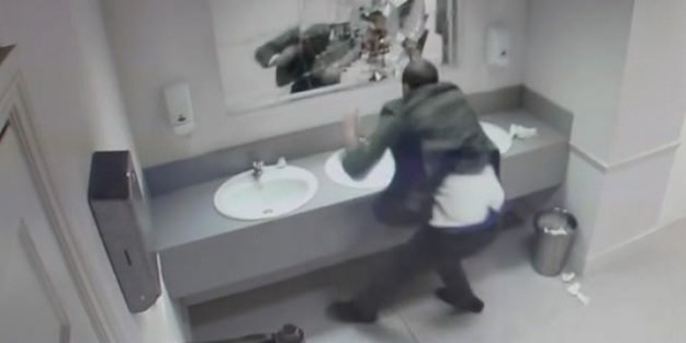 Tuvalette başına gelmeyen kalmadı / Video Haber