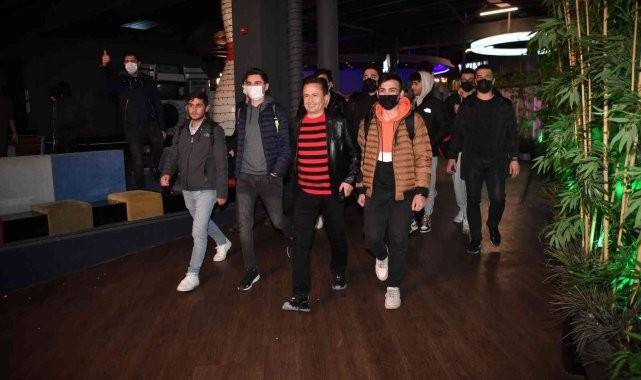 Tuzla Belediye Başkanı Dr. Şadi Yazıcı gençlerle birlikte Matrix izledi