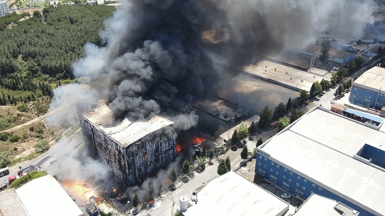 Tuzla'da ekipleri seferber eden yangın