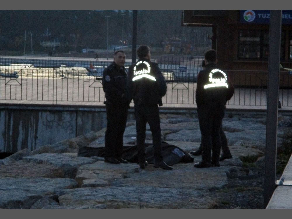 Tuzla sahilinde erkek cesedi bulundu
