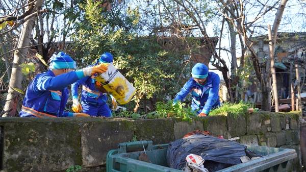 Tuzla'da 12 ton çöpü bahçesine toplayan vatandaşın bahçesi belediye ekipleri tarafından temizlendi