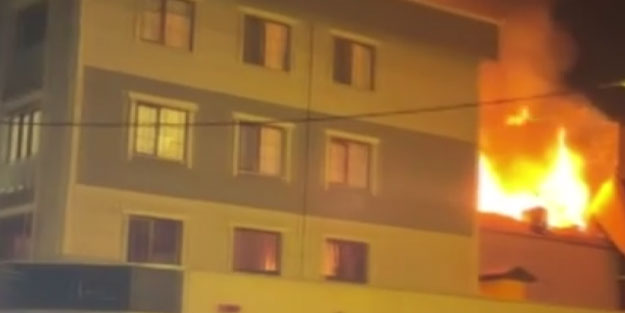 Tuzla'da 2 katlı binanın çatısı alev alev yandı