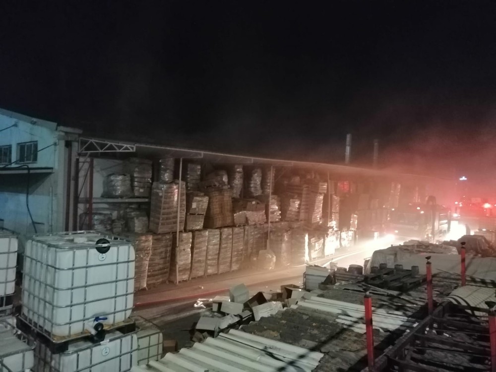 Tuzla’da dezenfektan üretimi yapan fabrikada korkutan yangın 