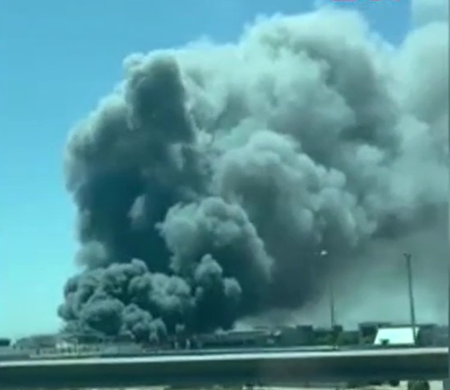 Tuzla'da farbika yangını! Patlama sesleri geliyor!