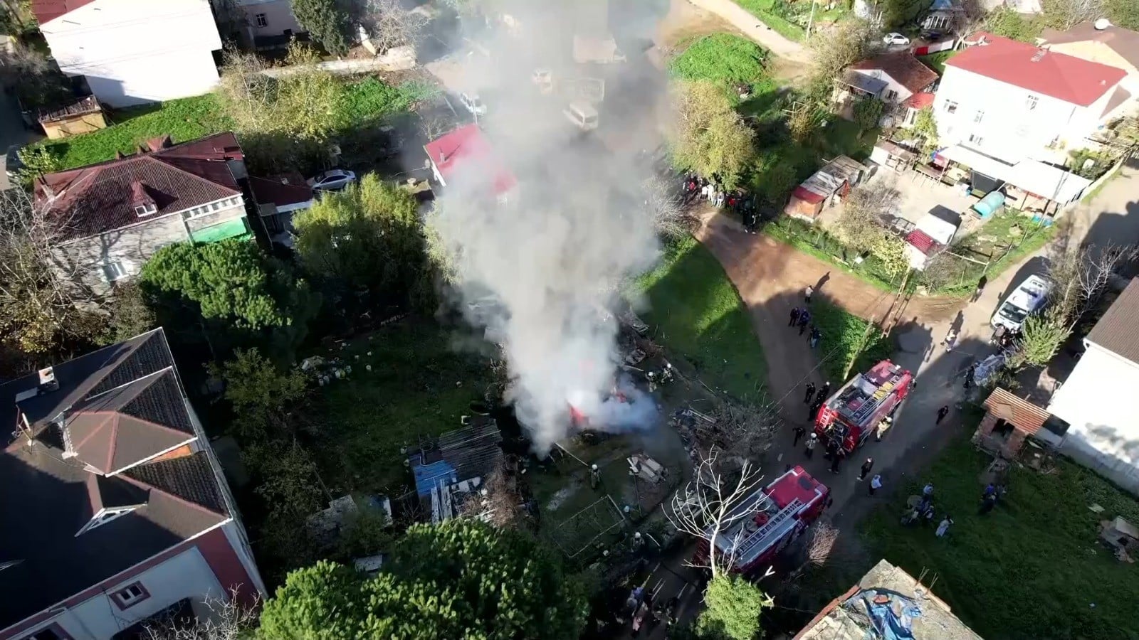 Tuzla’da gecekondu alevlere teslim oldu! Gökyüzü siyah dumanla kaplandı!