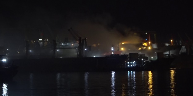 Tuzla'da gemide yangın