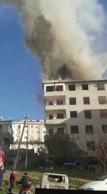 Tuzla’da inşaatın çatısında yangın 