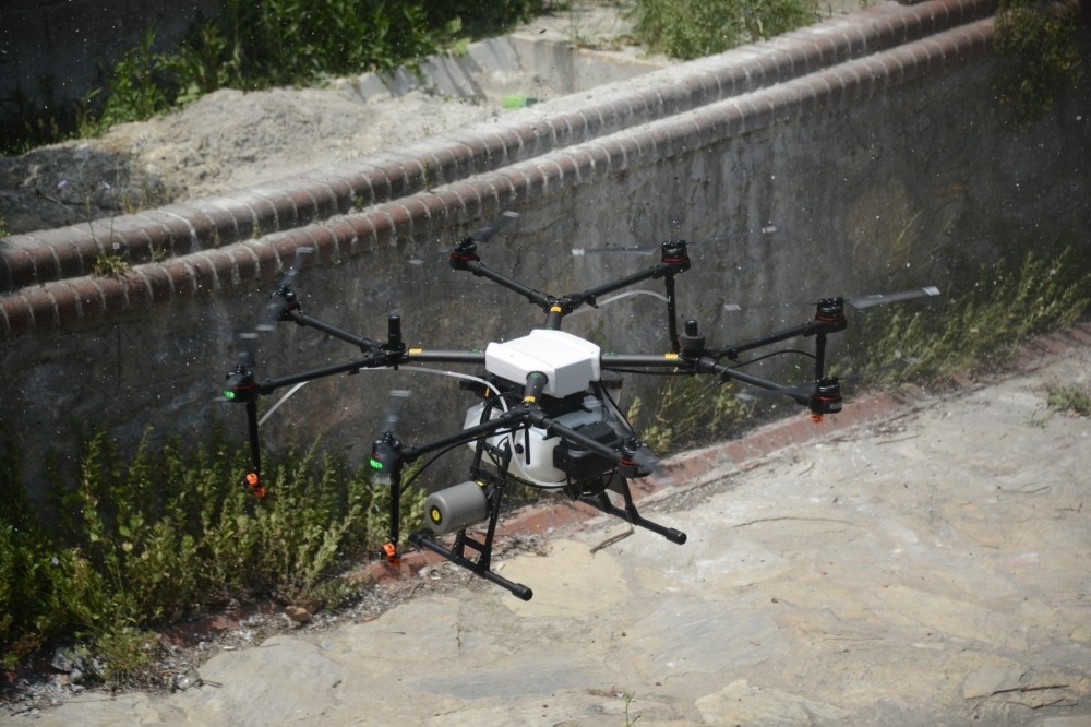 Tuzla’da zorlu bölgelerde ilaçlama drone ile yapıldı 