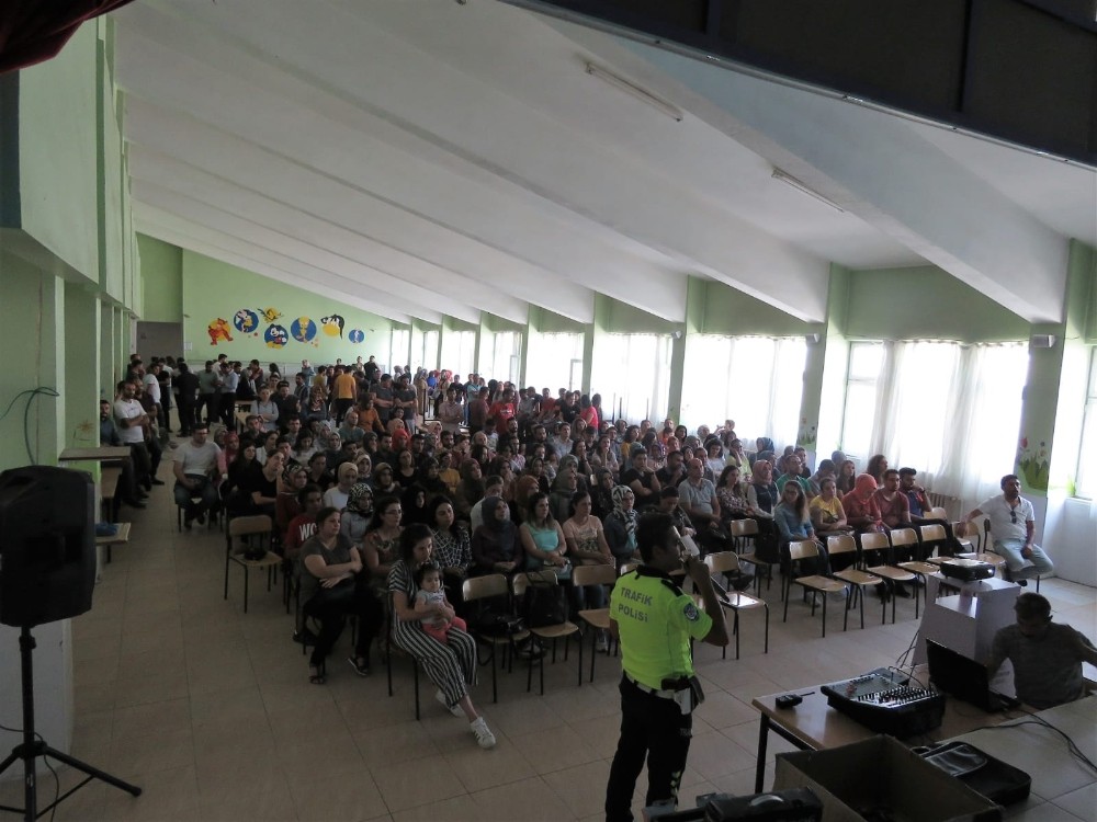 Tuzluca’da öğretmenlere trafik eğitimi verildi 