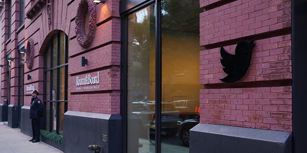 Twitter'da peş peşe istifa depremi!