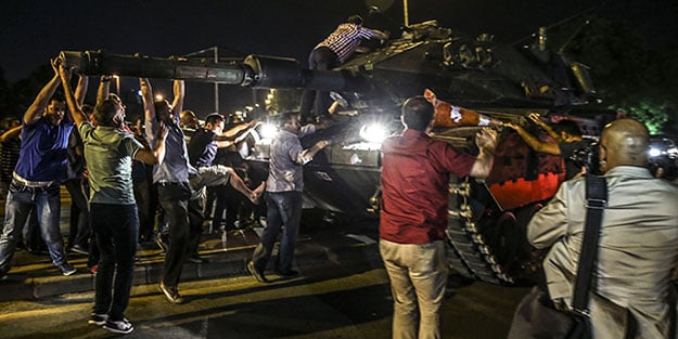 Twitter'ı köy kahvesine çeviren ünlü isimler 15 Temmuz'da dut yemiş bülbül oldular