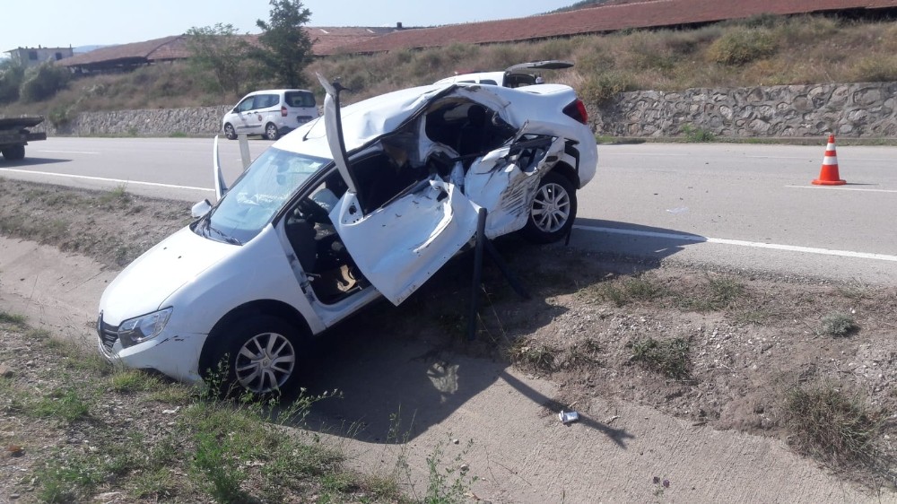 U dönüşü yapmak isteyen traktör kazaya sebep oldu 