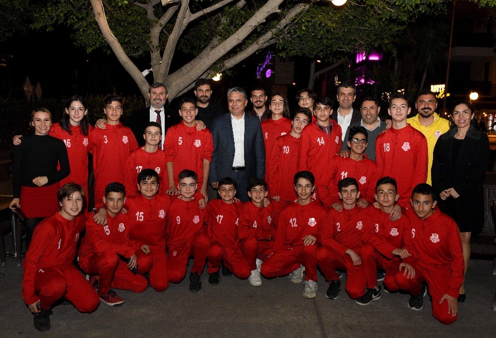 U14 futbol takımı şampiyonluğu kutladı 
